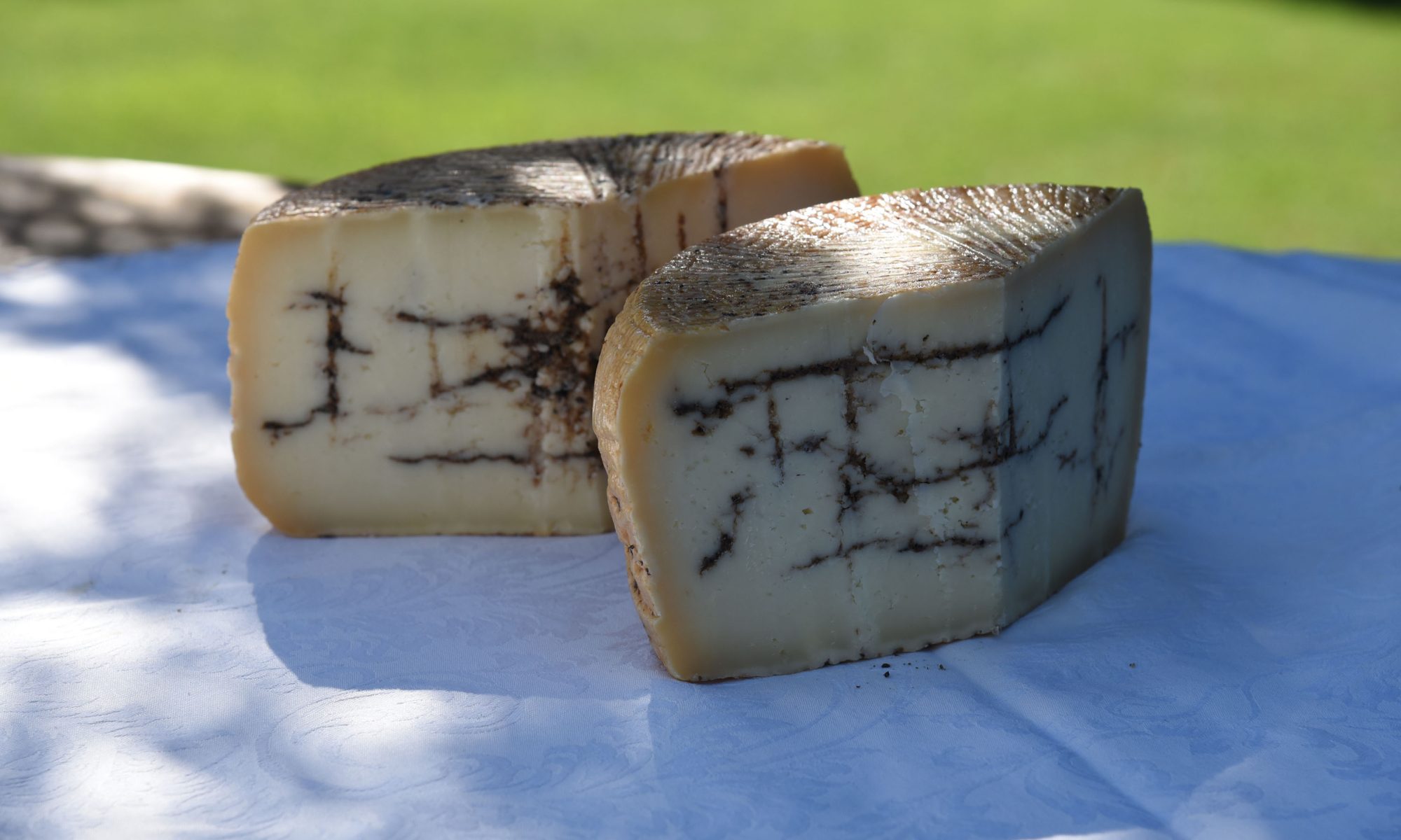 Sua Maestà Pecorino al Tartufo - Poczuj się jak król! Odkryj Sua Maestà Pecorino al Tartufo - ser o królewskim smaku! Wyrazisty owczy ser Pecorino w połączeniu z aromatyczną czarną truflą to prawdziwa uczta dla podniebienia. Bogactwo smaku i aromatu sprawi, że poczujesz się wyjątkowo. Idealny na deskę serów, do makaronów, risotto lub jako wykwintna przekąska.