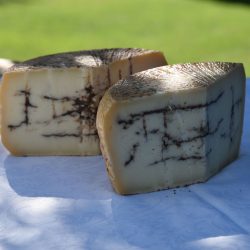 Sua Maestà Pecorino al Tartufo - Poczuj się jak król! Odkryj Sua Maestà Pecorino al Tartufo - ser o królewskim smaku! Wyrazisty owczy ser Pecorino w połączeniu z aromatyczną czarną truflą to prawdziwa uczta dla podniebienia. Bogactwo smaku i aromatu sprawi, że poczujesz się wyjątkowo. Idealny na deskę serów, do makaronów, risotto lub jako wykwintna przekąska.