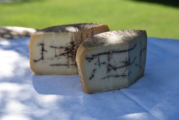 Sua Maestà Pecorino al Tartufo - Poczuj się jak król! Odkryj Sua Maestà Pecorino al Tartufo - ser o królewskim smaku! Wyrazisty owczy ser Pecorino w połączeniu z aromatyczną czarną truflą to prawdziwa uczta dla podniebienia. Bogactwo smaku i aromatu sprawi, że poczujesz się wyjątkowo. Idealny na deskę serów, do makaronów, risotto lub jako wykwintna przekąska.