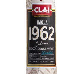 Salame Imola 1962 od CLAI to smak tradycji w nowoczesnym wydaniu. Wyjątkowa receptura z 1962 roku gwarantuje niepowtarzalny aromat i delikatną kruchość. Delektuj się smakiem historii bez konserwantów! Idealna na kanapki, do pizzy i sałatek.