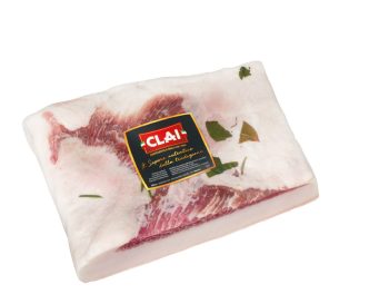 Lardo - włoski rarytas dla smakoszy Odkryj prawdziwy smak włoskiej tradycji z Lardo od CLAI! Ten wyjątkowy produkt, pochodzący z włoskiej spółdzielni CLAI, zachwyci Cię swoim delikatnym smakiem i aromatem. Starannie wyselekcjonowany tłuszcz grzbietowy, peklowany w soli morskiej i kompozycji ziół, to gwarancja niezapomnianych doznań kulinarnych.