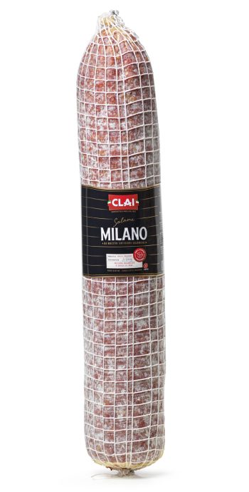 Salami Milano od Clai to prawdziwy smak Włoch! Wyprodukowane z najwyższej jakości mięsa wieprzowego, starannie doprawione i długo dojrzewające, zachwyca bogatym aromatem i wyjątkowym smakiem. Idealne na deskę serów i wędlin, do kanapek, pizzy, a także jako samodzielna przekąska. Zamów i delektuj się smakiem włoskiej tradycji!