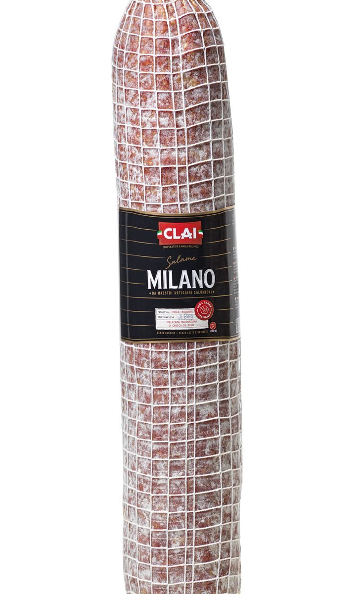 Salami Milano od Clai to prawdziwy smak Włoch! Wyprodukowane z najwyższej jakości mięsa wieprzowego, starannie doprawione i długo dojrzewające, zachwyca bogatym aromatem i wyjątkowym smakiem. Idealne na deskę serów i wędlin, do kanapek, pizzy, a także jako samodzielna przekąska. Zamów i delektuj się smakiem włoskiej tradycji!